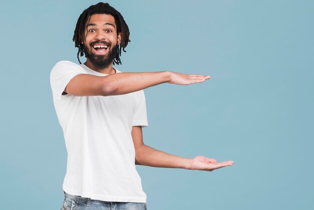 Homem de vista frontal com uma camiseta branca