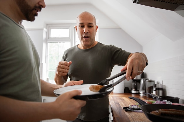 Foto grátis homem de vista frontal cozinhando em casa