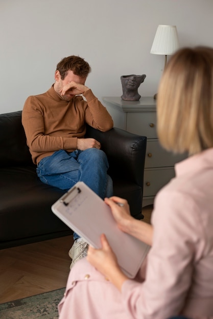 Homem de vista frontal em terapia