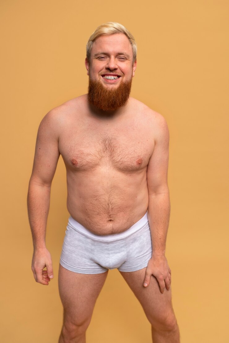 Foto grátis homem de vista frontal inspirando positividade corporal