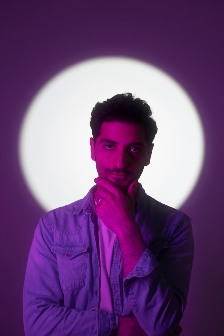 Foto grátis homem de vista frontal posando com luz