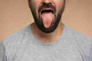 Foto grátis homem de vista frontal saindo da língua