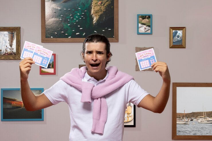 Foto grátis homem de vista frontal segurando bilhetes de loteria