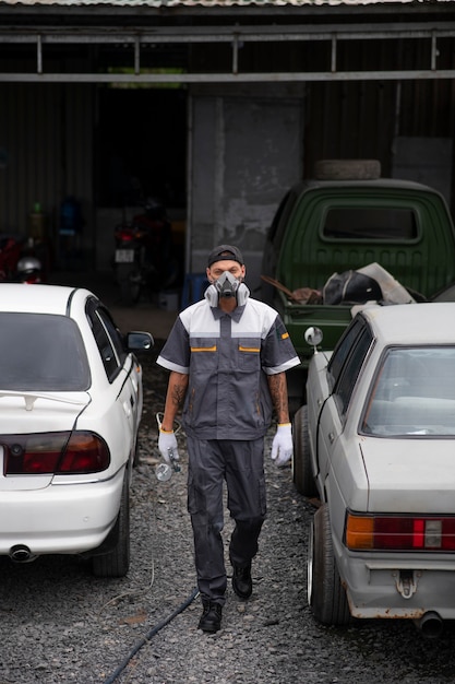 Homem de vista frontal usando equipamento de proteção