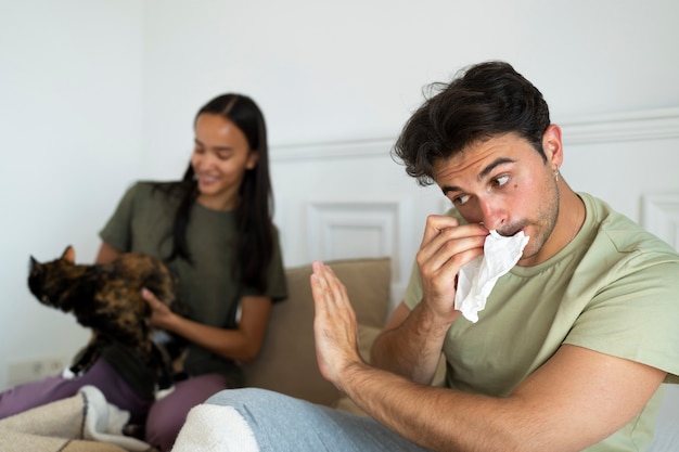 Homem de vista lateral com alergia a gatos