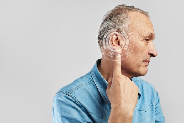 Foto grátis homem de vista lateral com problemas de audição