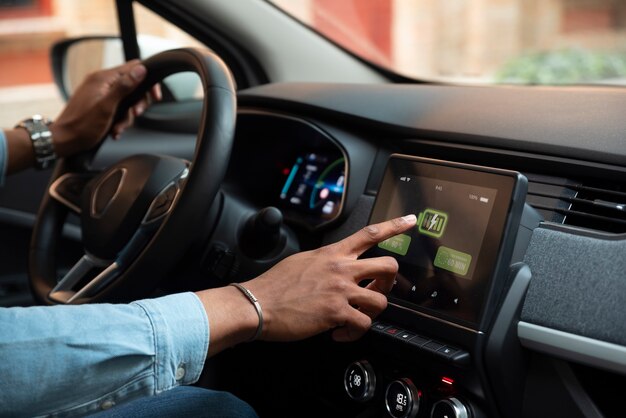 Homem de vista lateral dirigindo carro elétrico