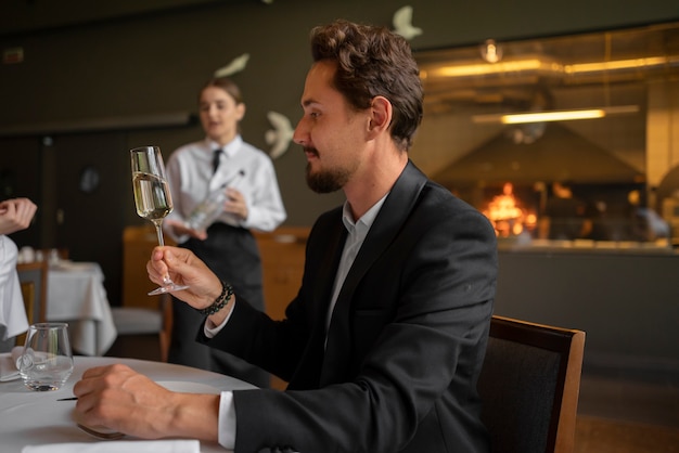 Foto grátis homem de vista lateral em restaurante de luxo