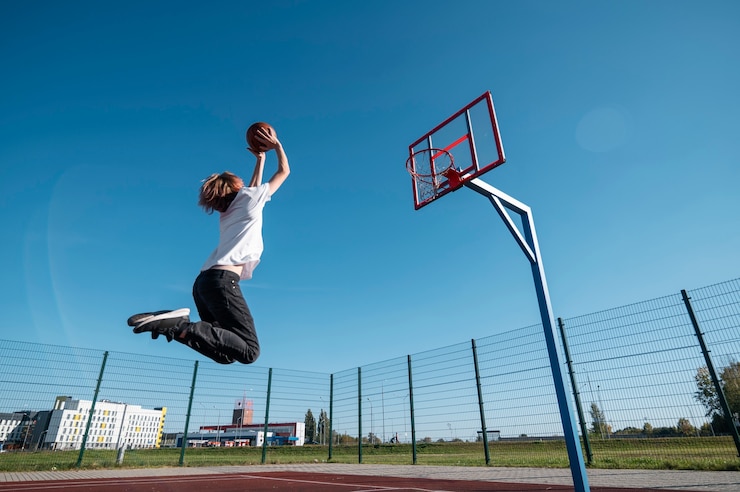 Foto grátis homem de vista lateral jogando basquete ao ar livre