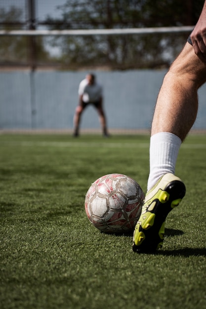 Foto grátis homem de vista lateral jogando futebol