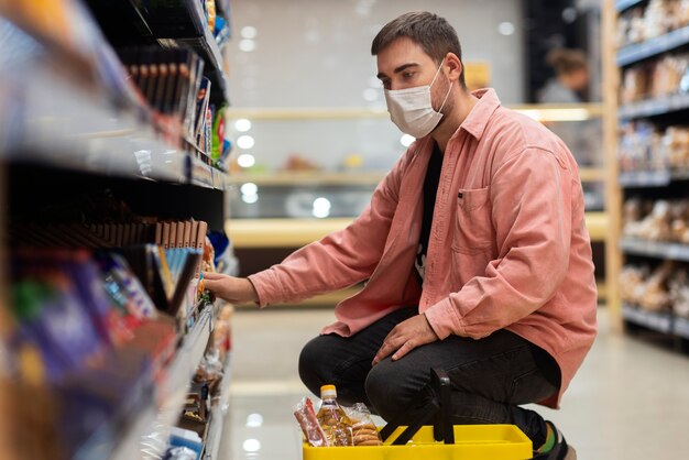 Homem de vista lateral procurando produtos