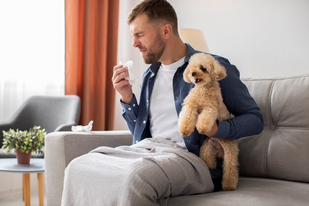 Homem de vista lateral que sofre de alergia