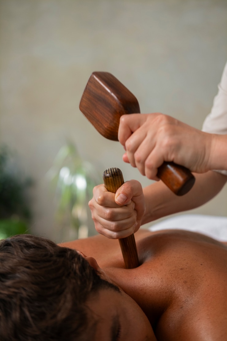 Foto grátis homem de vista lateral relaxando no spa