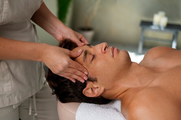 Homem de vista lateral relaxando no spa