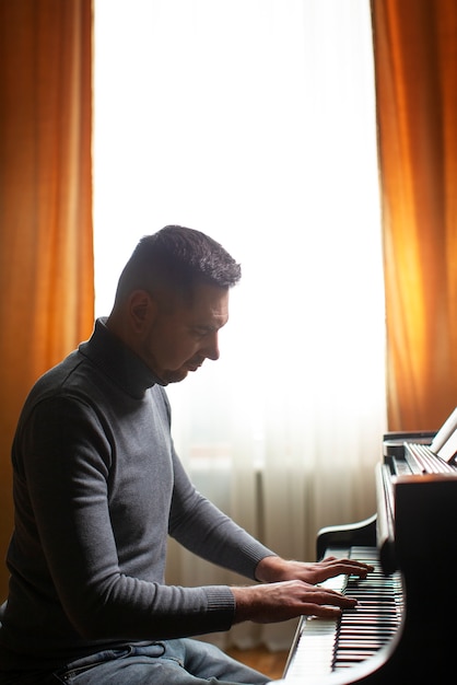 Retrato De Um Pianista Com Barba Confiável, Parado Perto Do Piano Em Casa  Na Sala De Estar. Imagem de Stock - Imagem de pessoa, adulto: 214342135