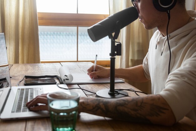 Homem de vista lateral tomando notas