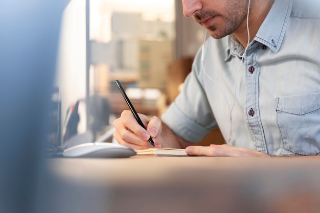 Foto grátis homem de vista lateral trabalhando como freelancer em casa