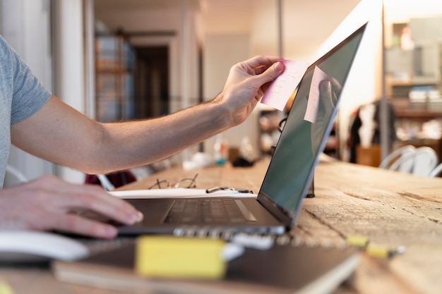 Homem de vista lateral trabalhando em um projeto freelance