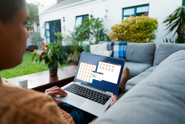 Foto grátis homem de vista lateral usando laptop ao ar livre