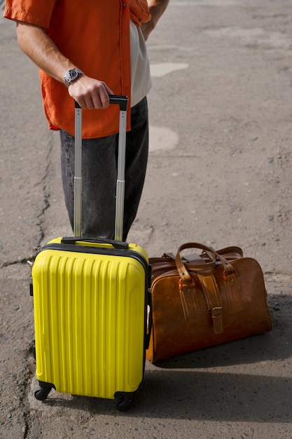 Foto grátis homem de vista lateral viajando com bagagem
