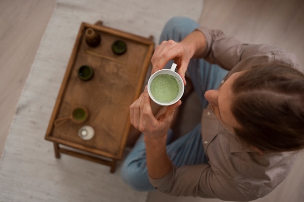 Homem de vista superior com chá matcha