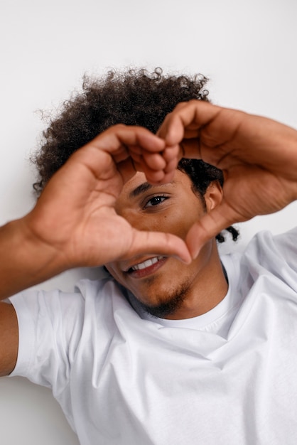 Foto grátis homem de vista superior com penteado afro