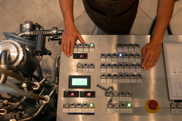 Foto grátis homem de vista superior trabalhando na fábrica de cerveja