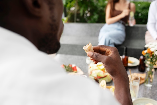 Foto grátis homem de vista traseira com comida deliciosa