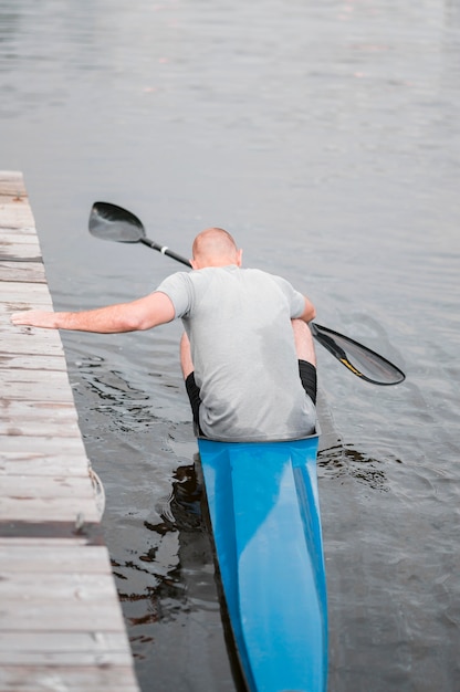 Homem de vista traseira em canoa