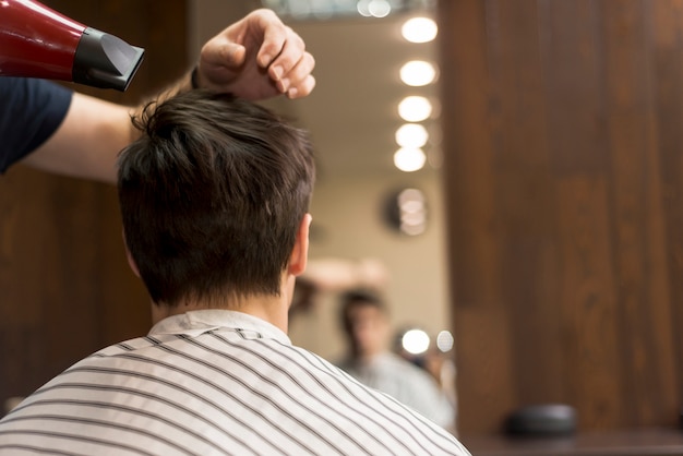 Homem de vista traseira em uma barbearia