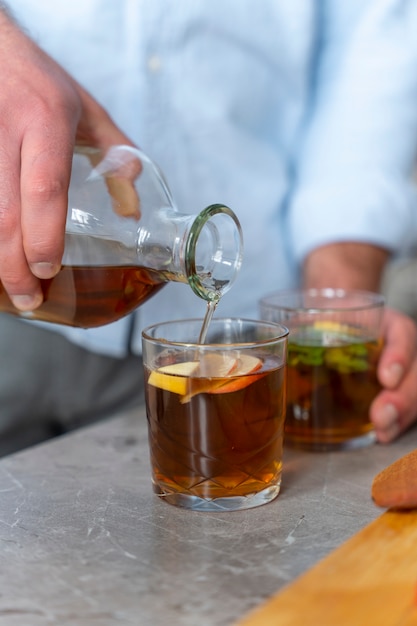 Homem derramando kombucha vista frontal