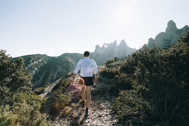 Homem descolado com tatuagens ultra trail runner