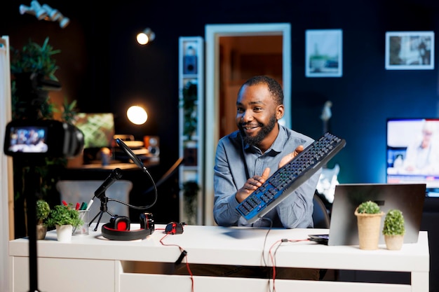 Foto grátis homem desembalando teclado do patrocinador