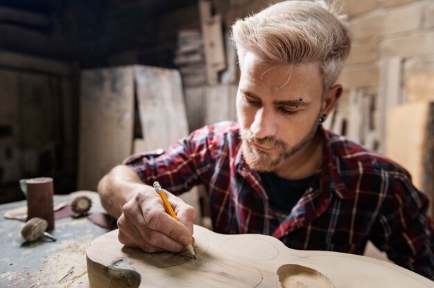Homem desenhando na madeira