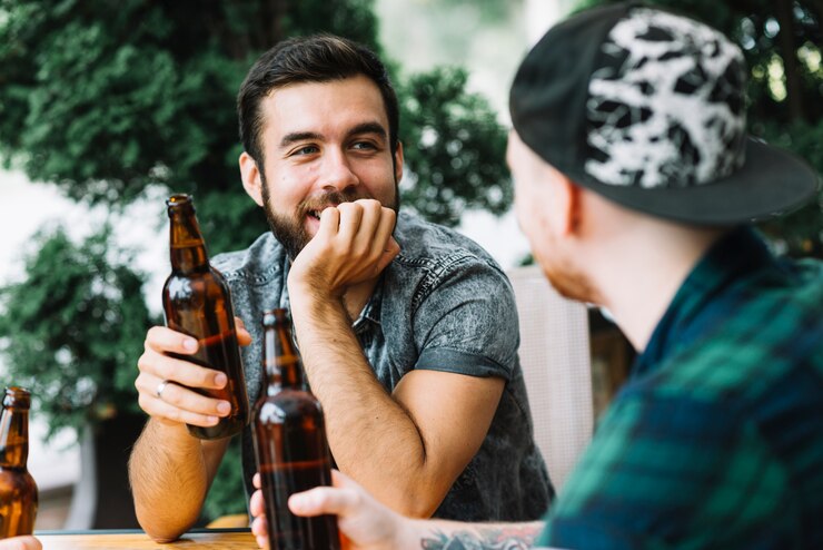 Foto grátis homem, desfrutando, cerveja, com, seu, amigos