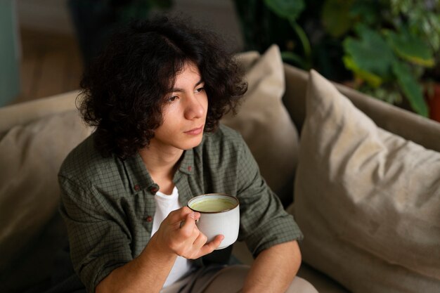 Homem desfrutando de uma xícara de chá matcha