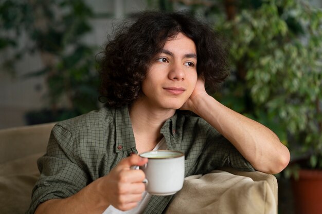 Homem desfrutando de uma xícara de chá matcha