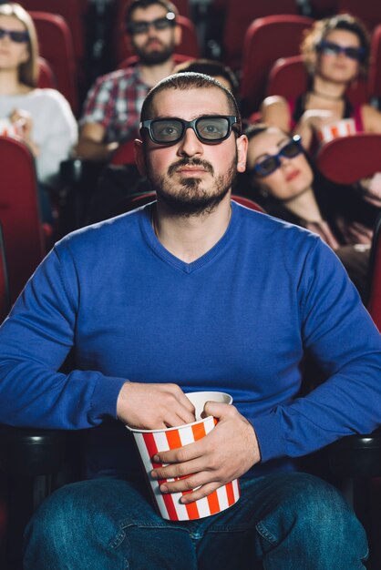 Homem, desfrutando, película, em, cinema, auditório