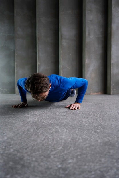 Homem desportivo de tiro completo exercitando