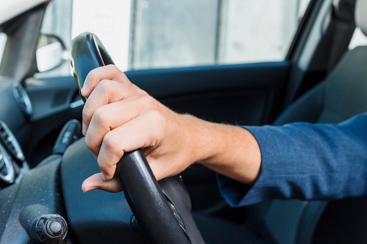Foto grátis homem dirigindo carro