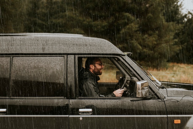 Homem dirigindo sob a chuva