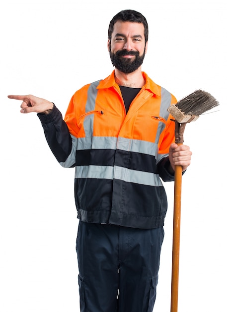 Homem do lixo apontando para o lateral