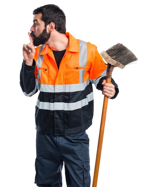 Foto grátis homem do lixo fazendo o gesto de silêncio