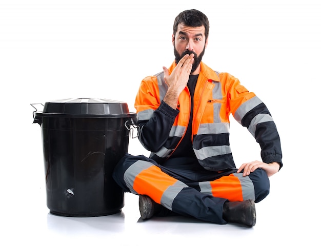 Foto grátis homem do lixo fazendo um gesto de surpresa