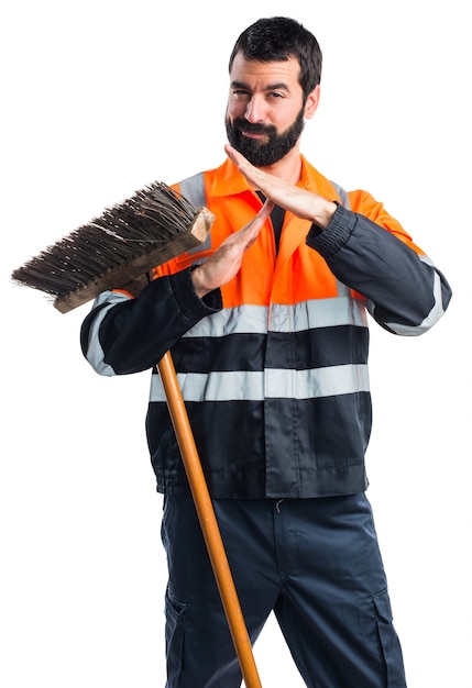 Foto grátis homem do lixo fazendo um gesto de tempo limite