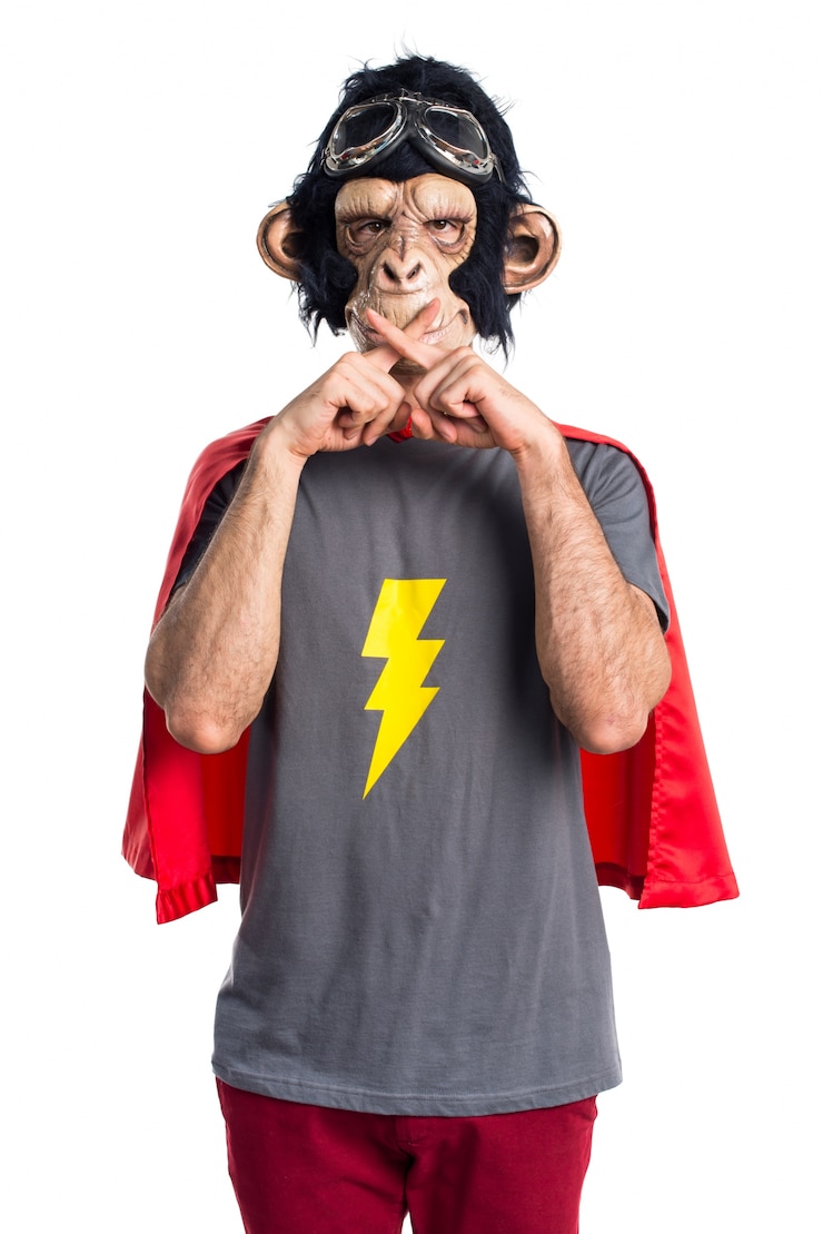 Foto grátis homem do macaco do super-herói fazendo o gesto de silêncio