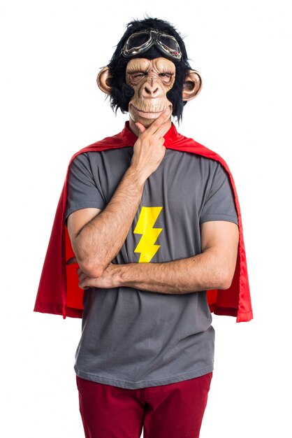 Homem do macaco do super-herói pensando