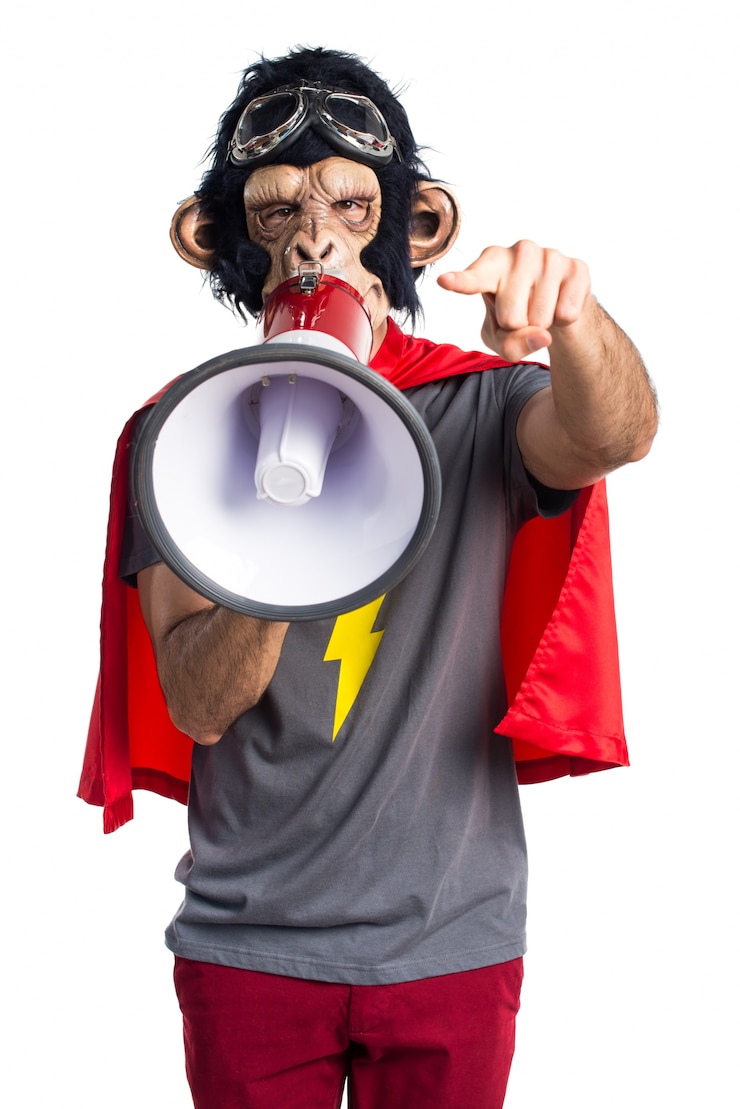 Foto grátis homem do macaco do super-herói que grita pelo megafone