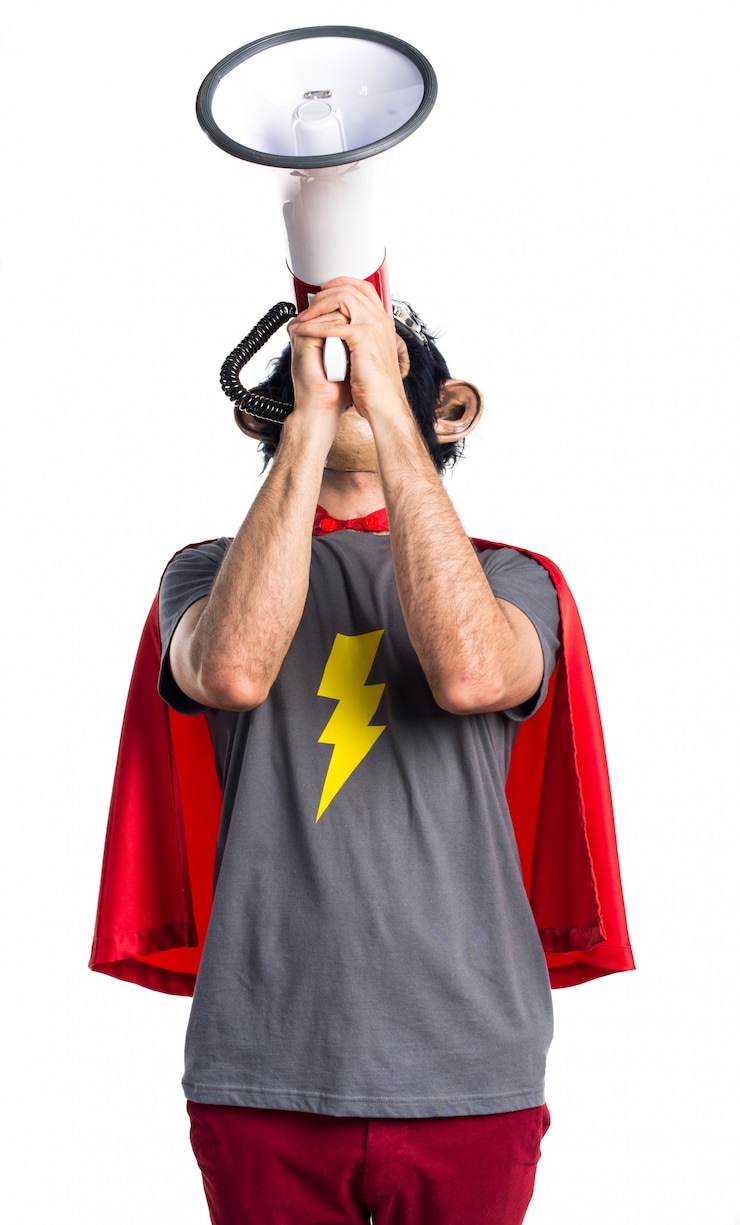 Foto grátis homem do macaco do super-herói que grita pelo megafone