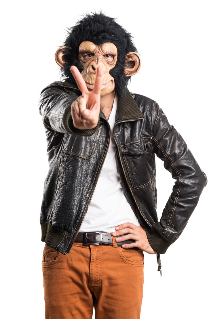Foto grátis homem do macaco fazendo um gesto de vitória